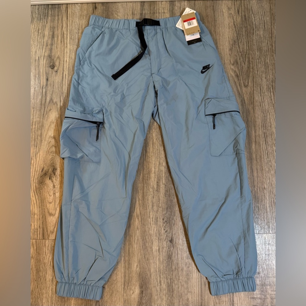 Nike Tech
Men's Woven Cargo Pants FZ0756-464